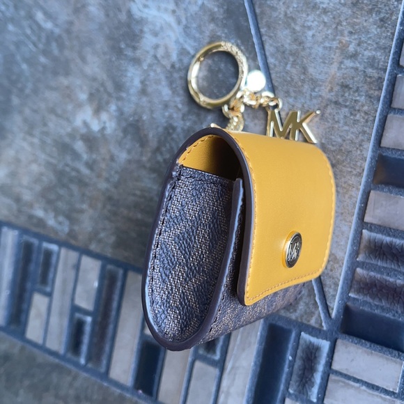 Michael Kors Jet Set Travel AirPod Case - Picture 6 of 16